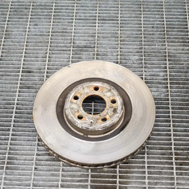 Priekšējais bremžu disks – kreisā