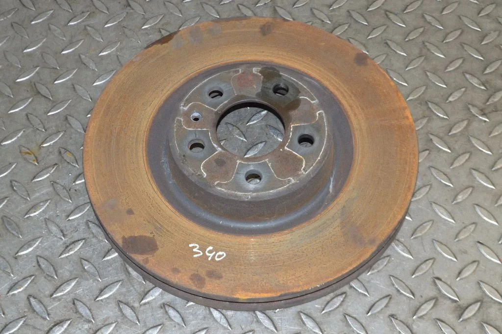 Priekšējais bremžu disks – kreisā