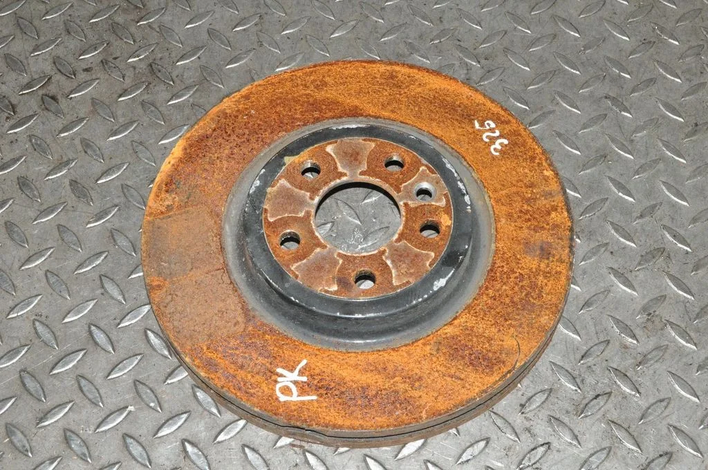 Priekšējais bremžu disks – kreisā