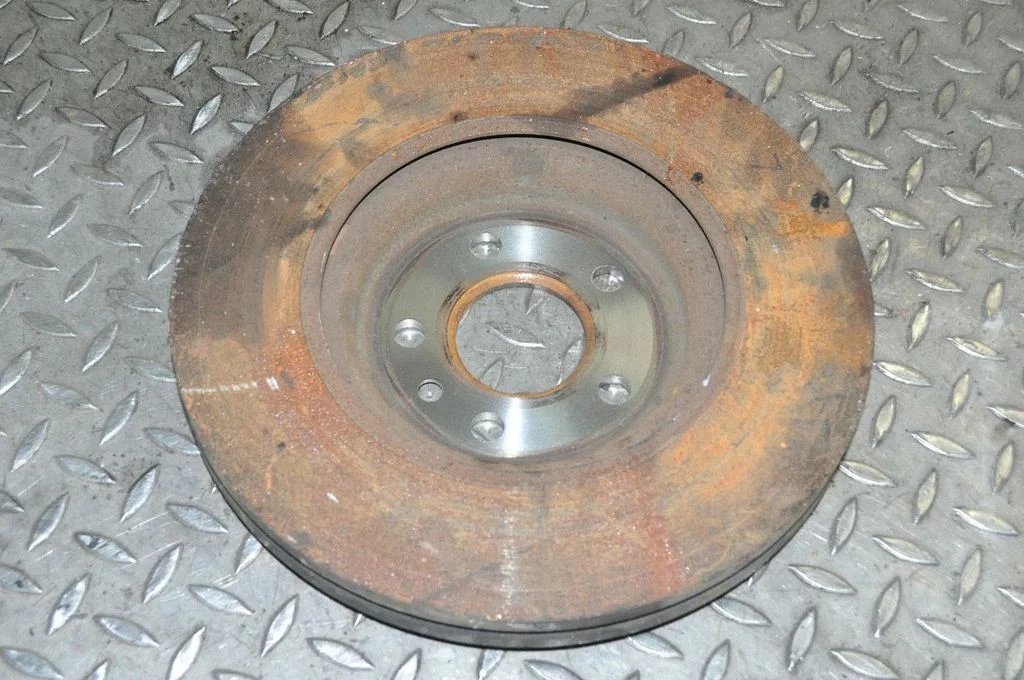 Priekšējais bremžu disks – kreisā