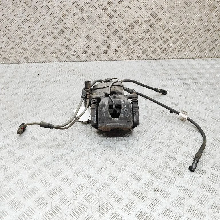 Aizmugurējais bremžu suports 8W0615404N