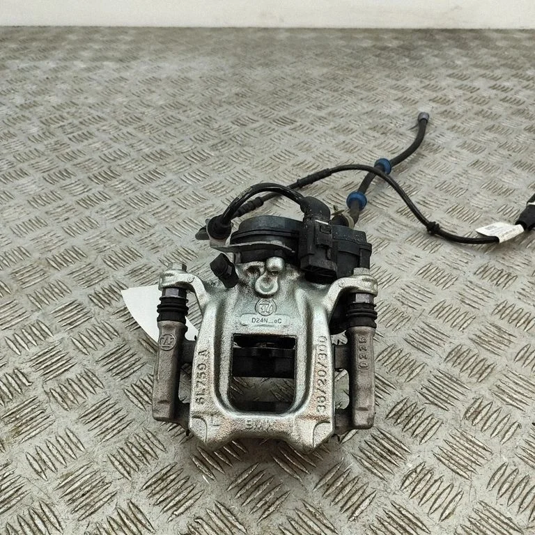 Aizmugurējais bremžu suports 6891065