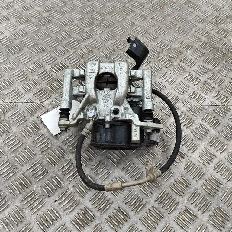 Aizmugurējais bremžu suports 463100D020