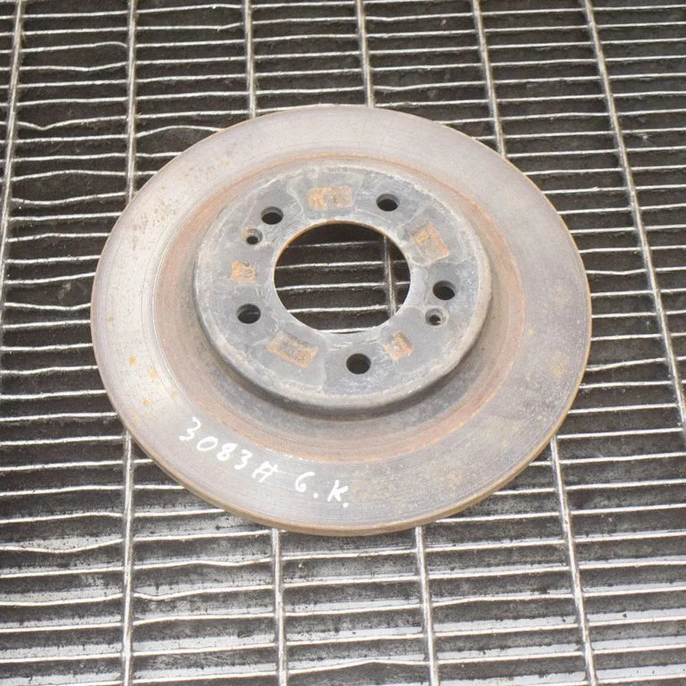 Aizmugurējais bremžu disks – kreisā