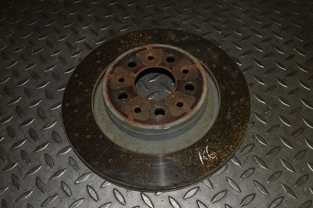 Aizmugurējais bremžu disks – kreisā