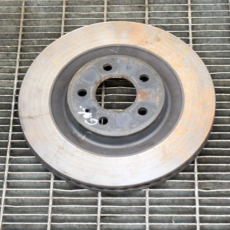 Aizmugurējais bremžu disks – kreisā