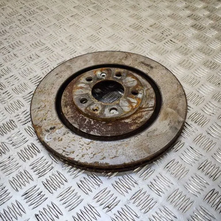 Aizmugurējais bremžu disks – kreisā