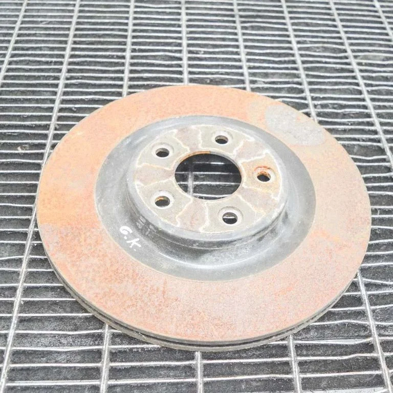 Aizmugurējais bremžu disks – kreisā