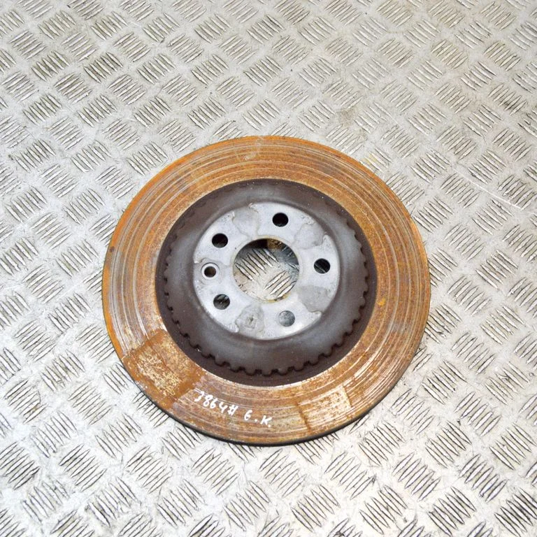 Aizmugurējais bremžu disks – kreisā