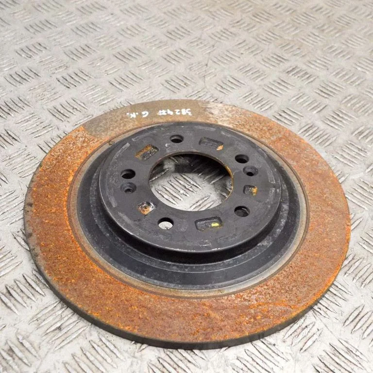 Aizmugurējais bremžu disks – kreisā