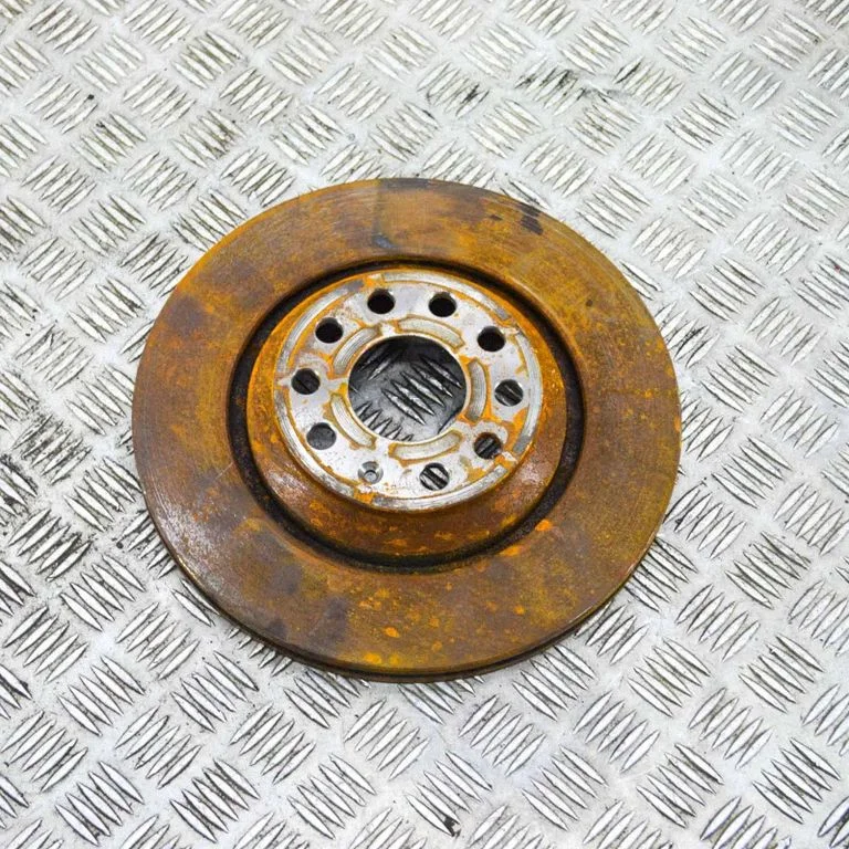 Aizmugurējais bremžu disks – labā