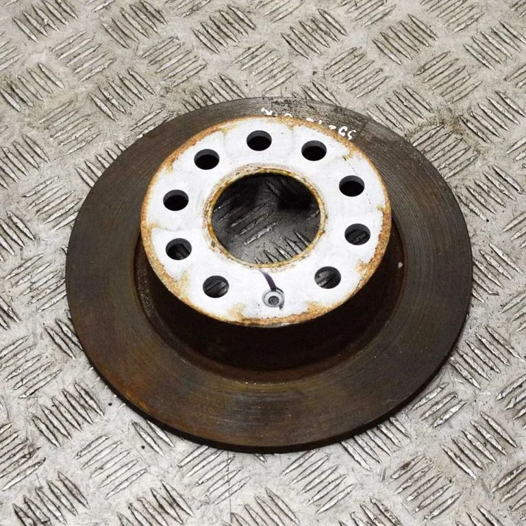 Aizmugurējais bremžu disks – kreisā