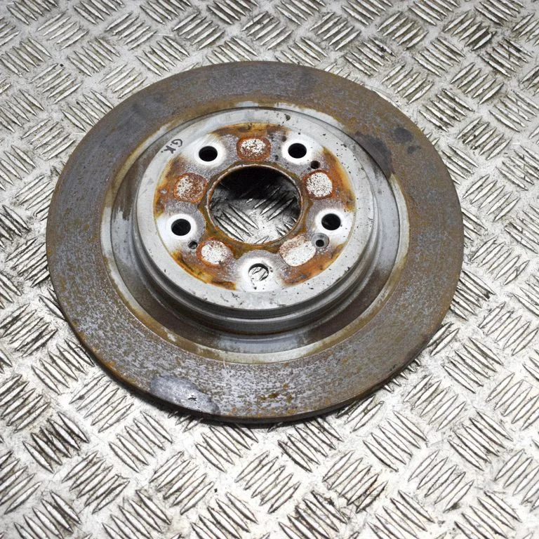 Aizmugurējais bremžu disks – kreisā
