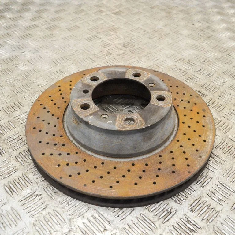 Aizmugurējais bremžu disks – kreisā