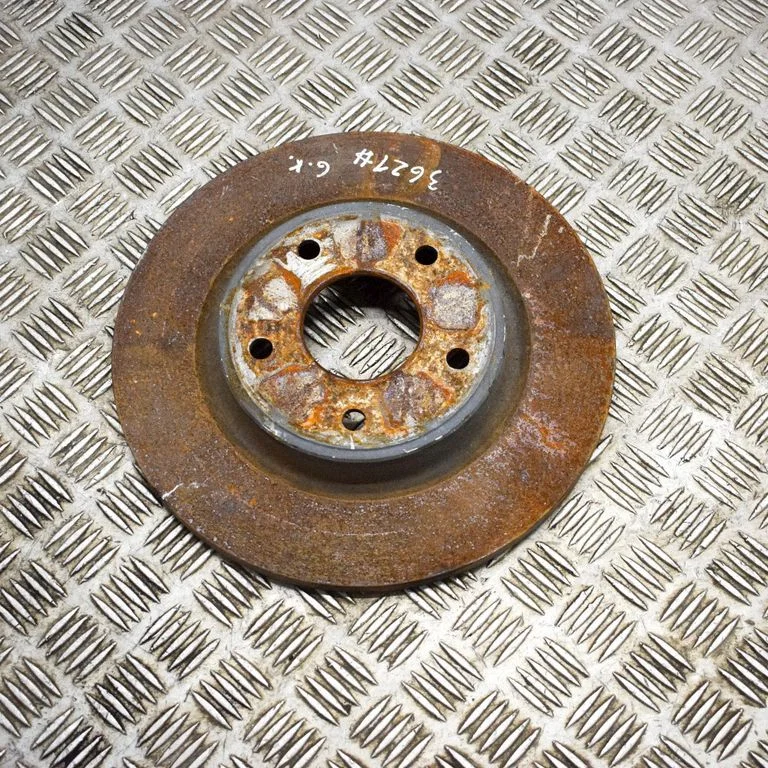 Aizmugurējais bremžu disks – kreisā