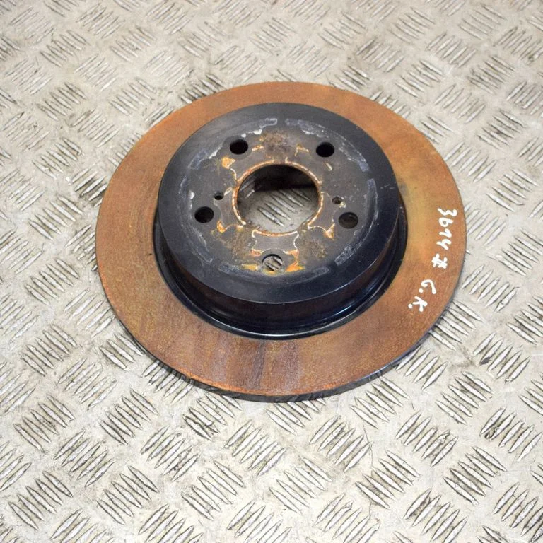 Aizmugurējais bremžu disks – kreisā