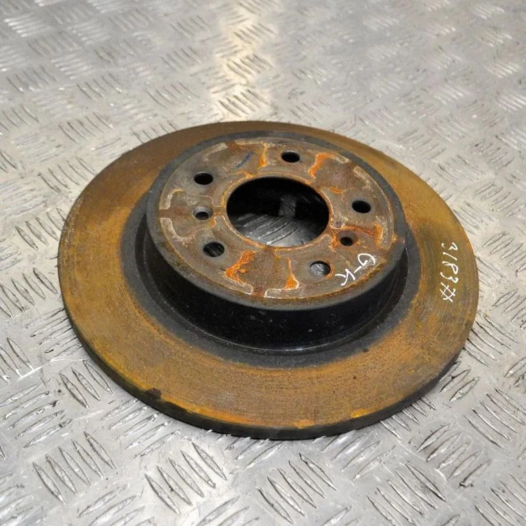 Aizmugurējais bremžu disks – kreisā