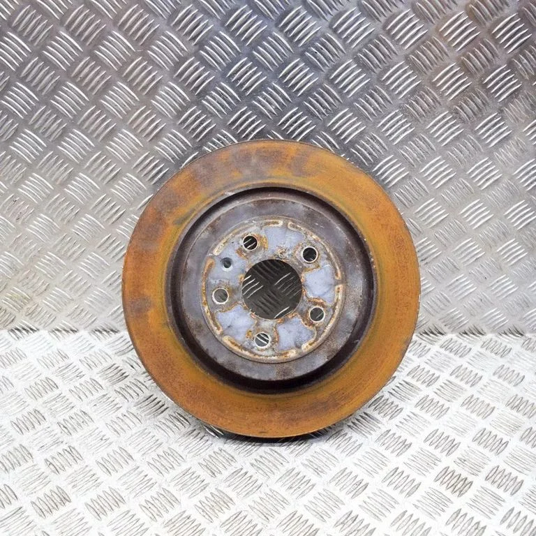 Aizmugurējais bremžu disks – kreisā