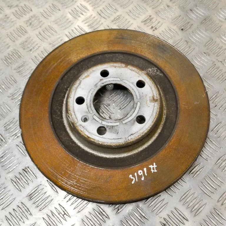 Aizmugurējais bremžu disks – kreisā