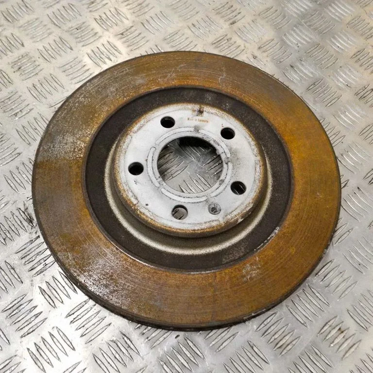 Aizmugurējais bremžu disks – labā