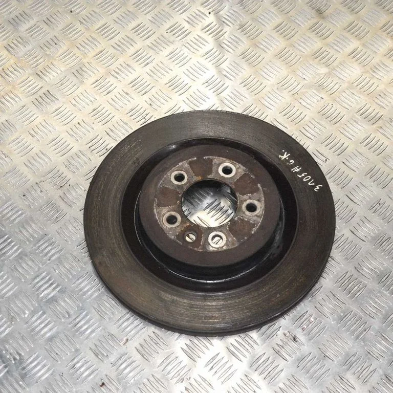 Aizmugurējais bremžu disks – kreisā