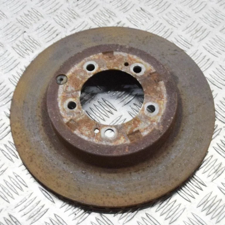 Aizmugurējais bremžu disks – kreisā
