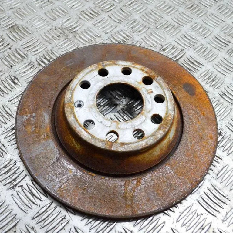 Aizmugurējais bremžu disks – kreisā