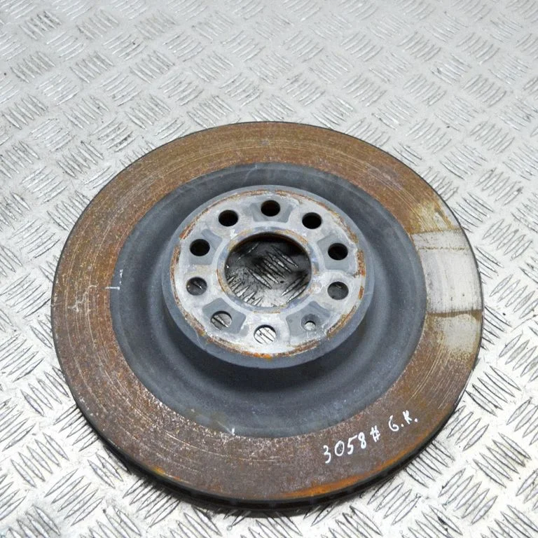Aizmugurējais bremžu disks – kreisā