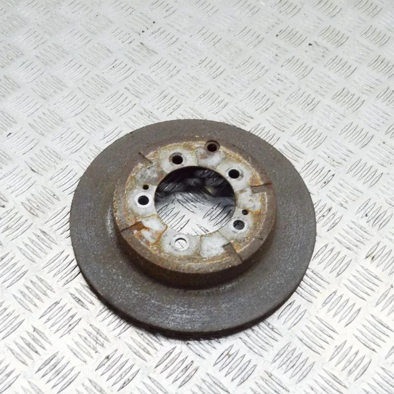 Aizmugurējais bremžu disks – kreisā