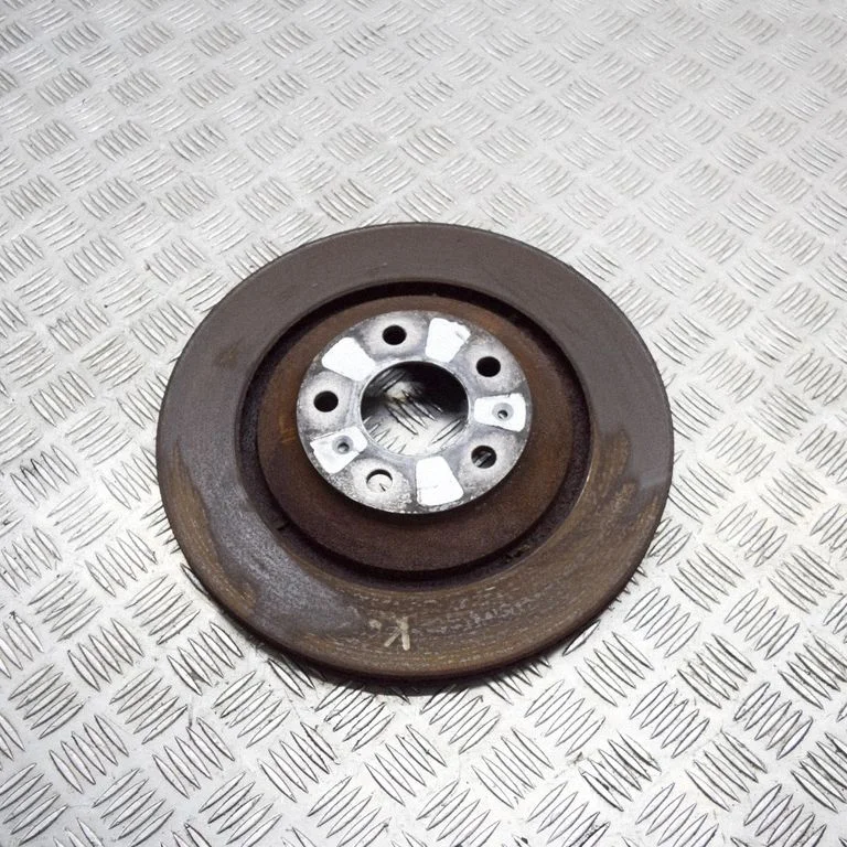 Aizmugurējais bremžu disks – kreisā