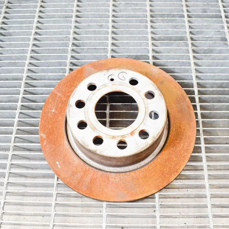 Aizmugurējais bremžu disks – kreisā