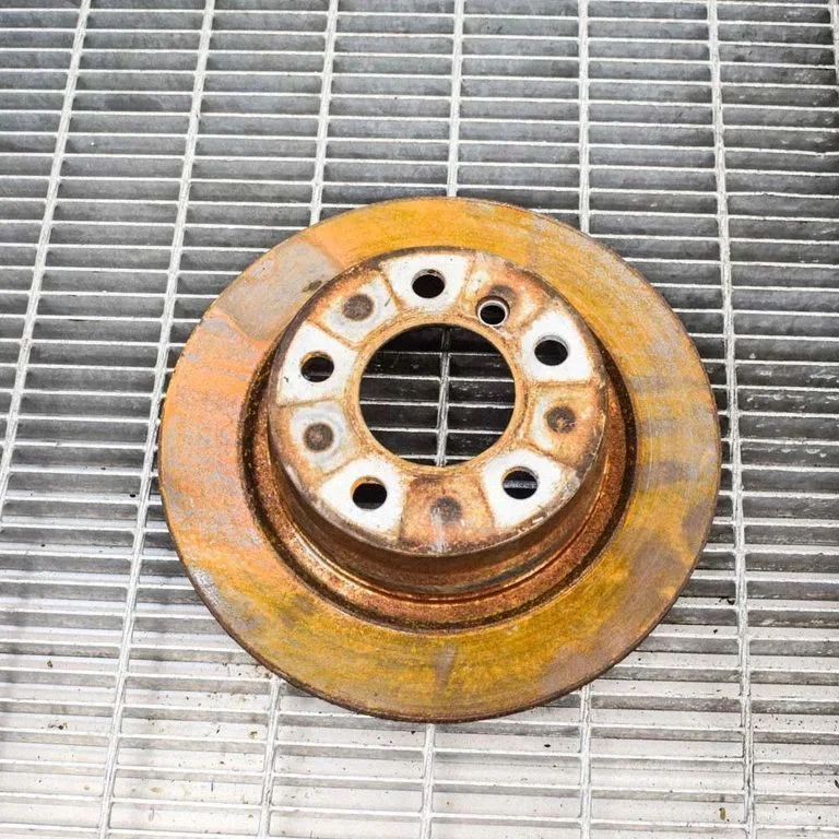 Aizmugurējais bremžu disks – kreisā