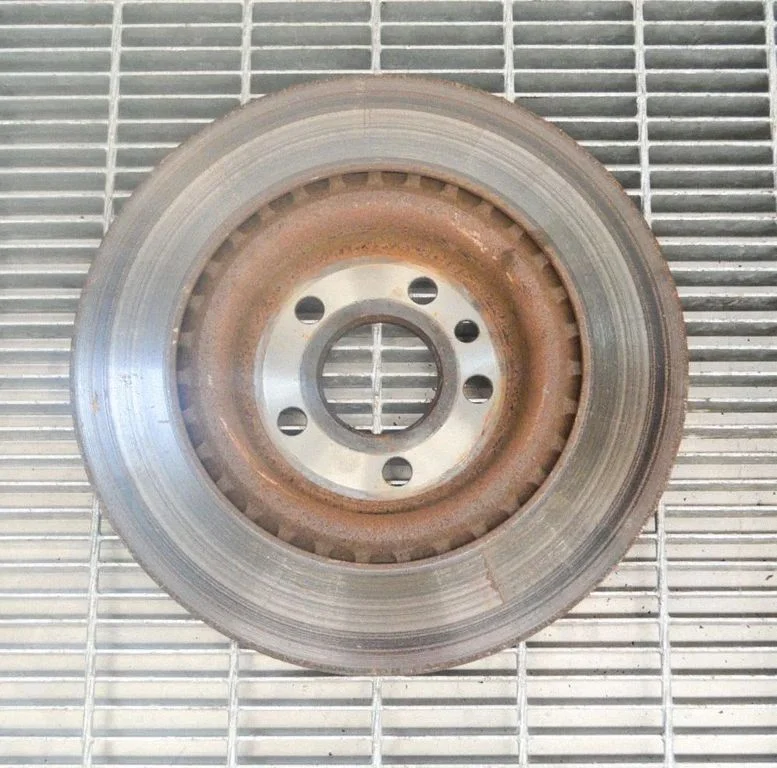 Aizmugurējais bremžu disks – labā
