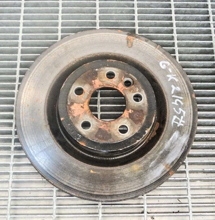 Aizmugurējais bremžu disks – kreisā