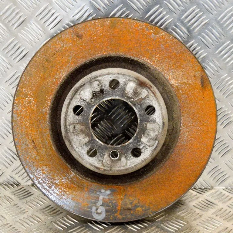Aizmugurējais bremžu disks – kreisā