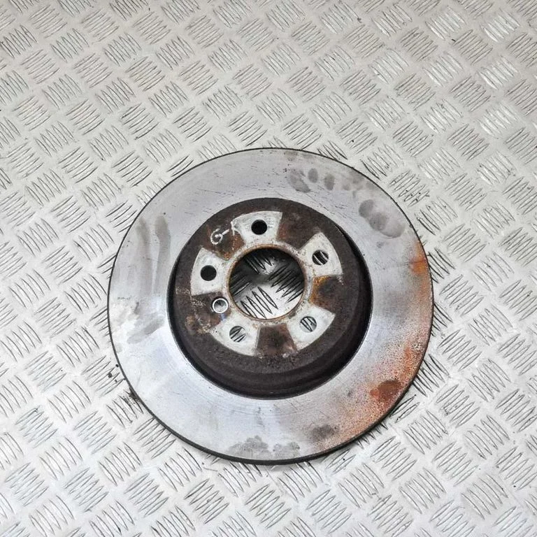 Aizmugurējais bremžu disks – kreisā