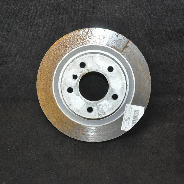 Aizmugurējais bremžu disks – kreisā