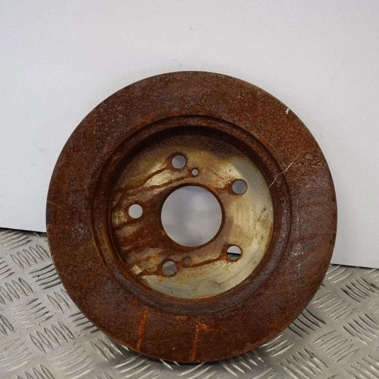 Aizmugurējais bremžu disks – kreisā