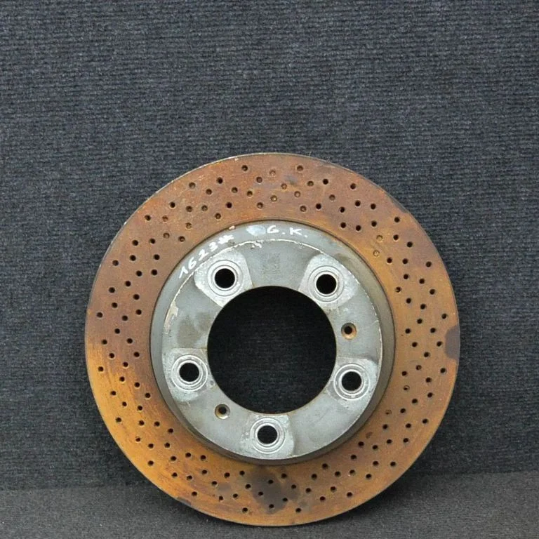 Aizmugurējais bremžu disks – kreisā