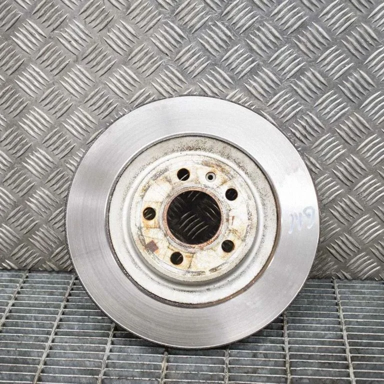 Aizmugurējais bremžu disks – kreisā