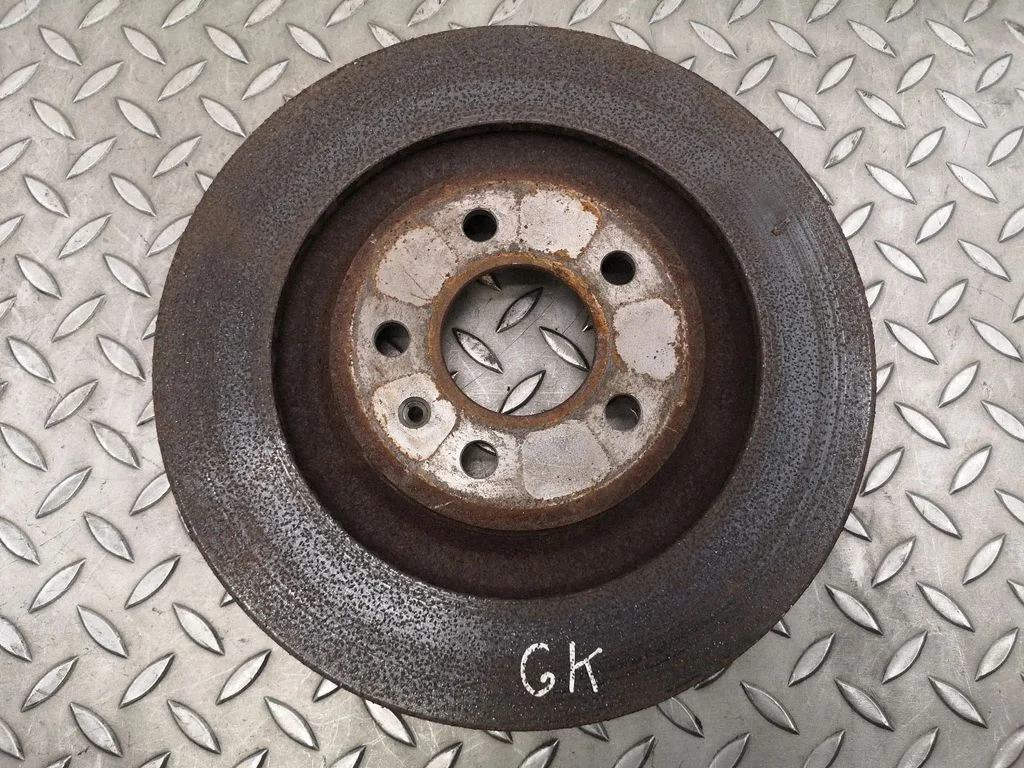 Aizmugurējais bremžu disks – kreisā