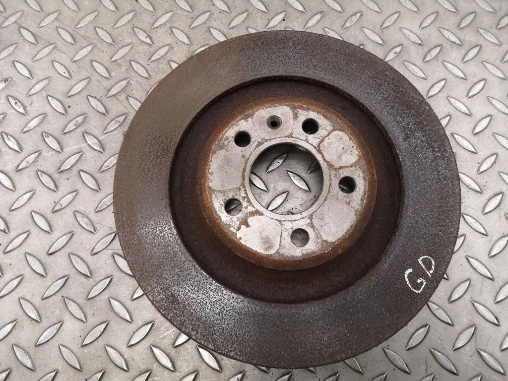 Aizmugurējais bremžu disks – labā