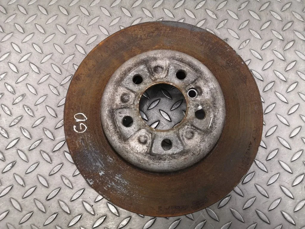 Aizmugurējais bremžu disks – labā