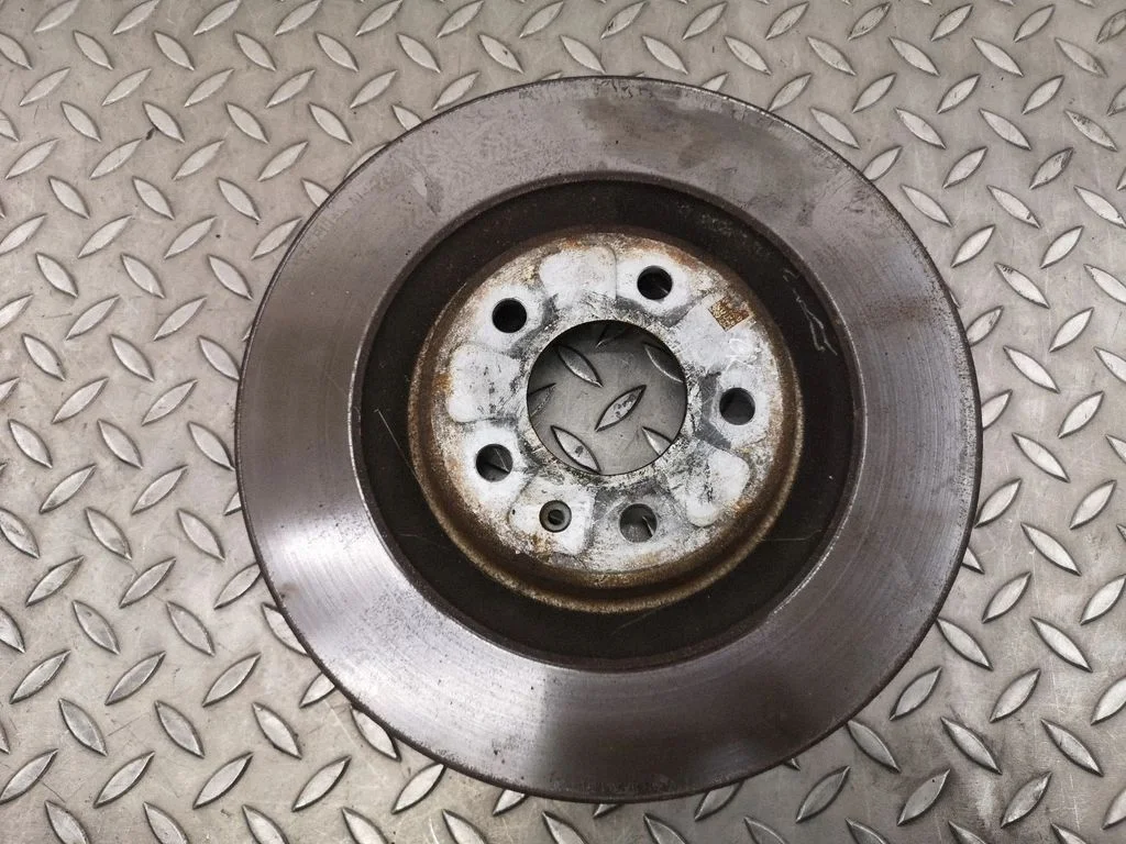Aizmugurējais bremžu disks – kreisā