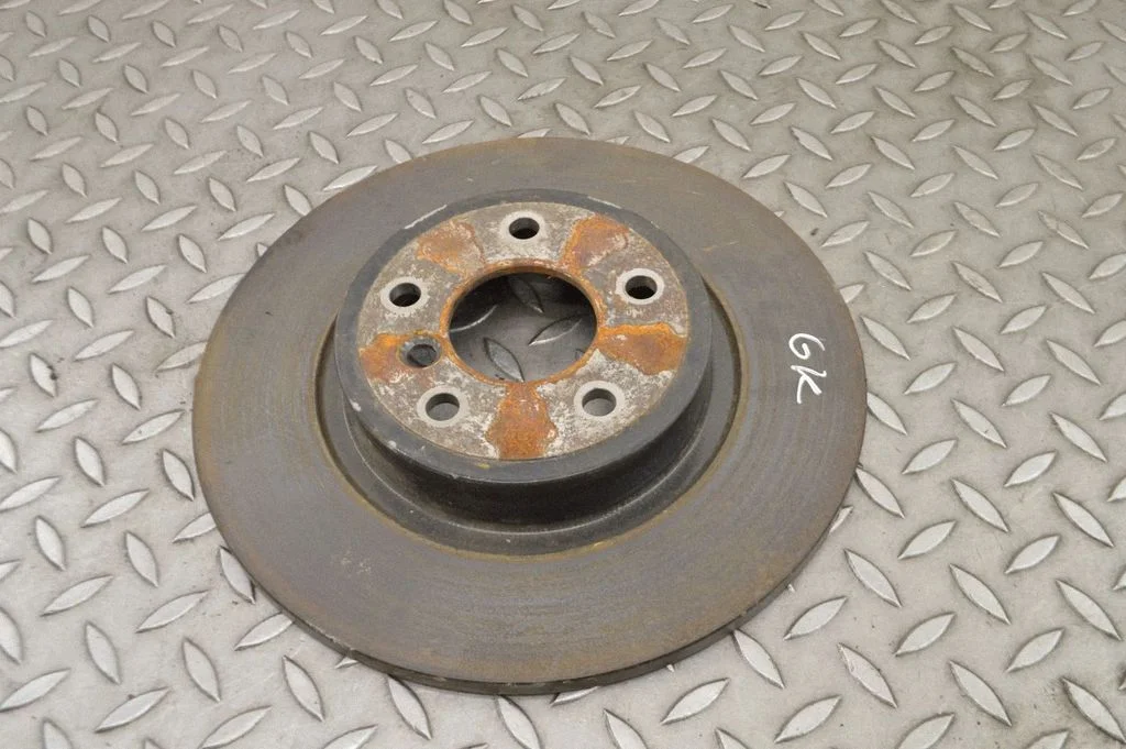 Aizmugurējais bremžu disks – kreisā