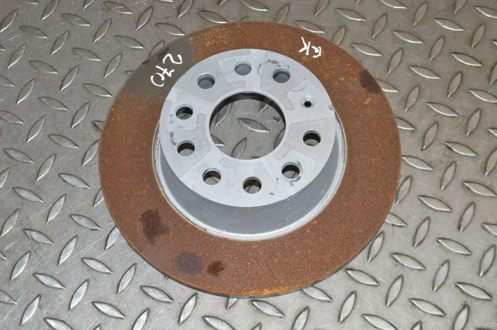 Aizmugurējais bremžu disks – kreisā