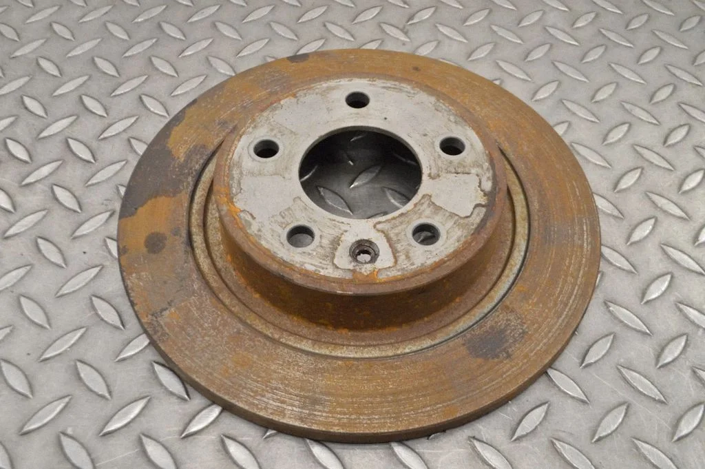 Aizmugurējais bremžu disks – kreisā