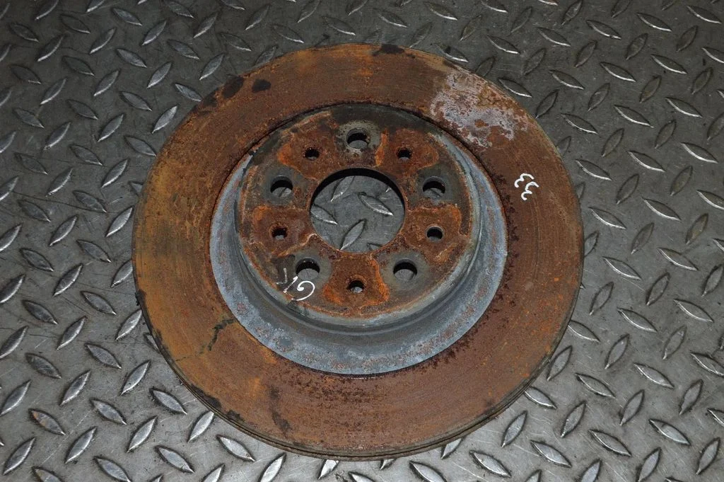 Aizmugurējais bremžu disks – kreisā