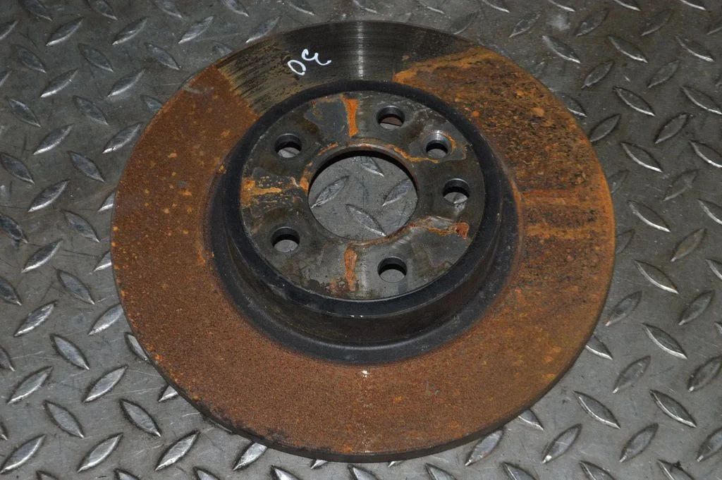 Aizmugurējais bremžu disks – kreisā