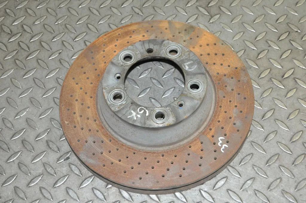 Aizmugurējais bremžu disks – kreisā